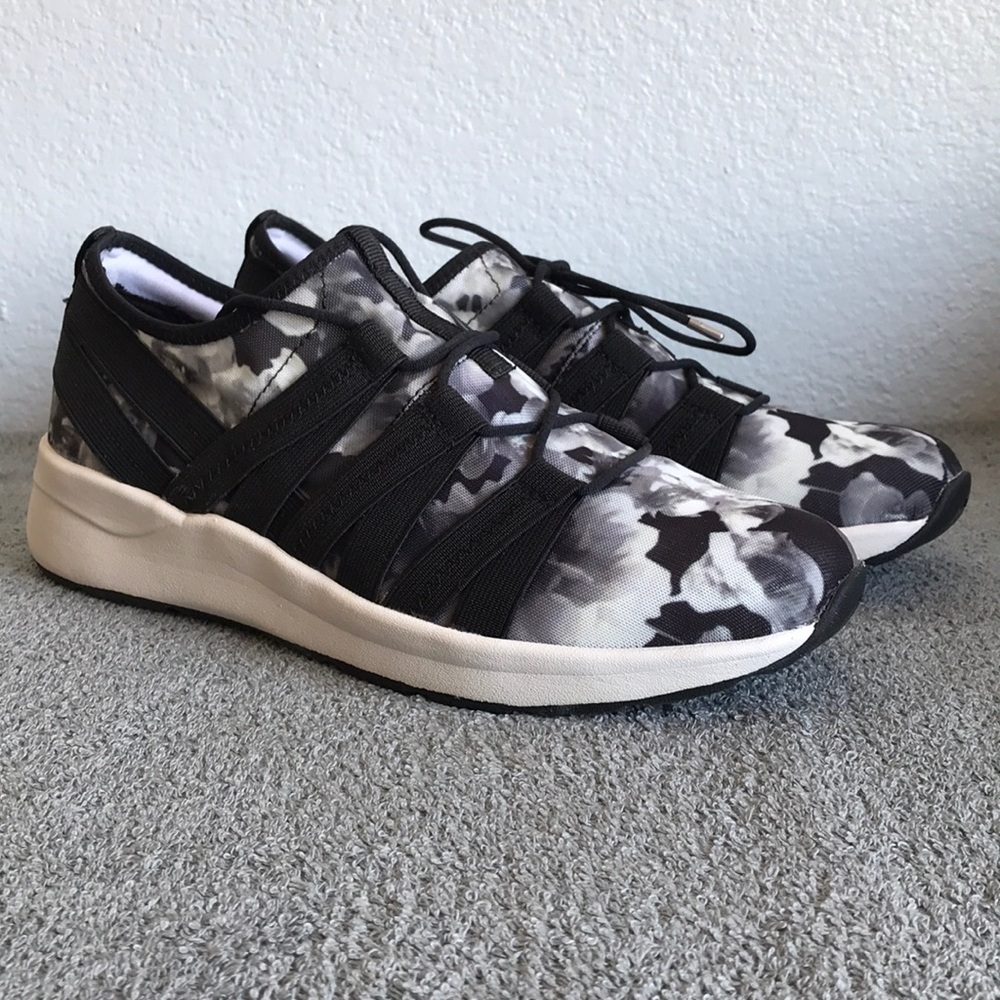 Easy Spirit Illuma Lace-Up Walking Sneakers